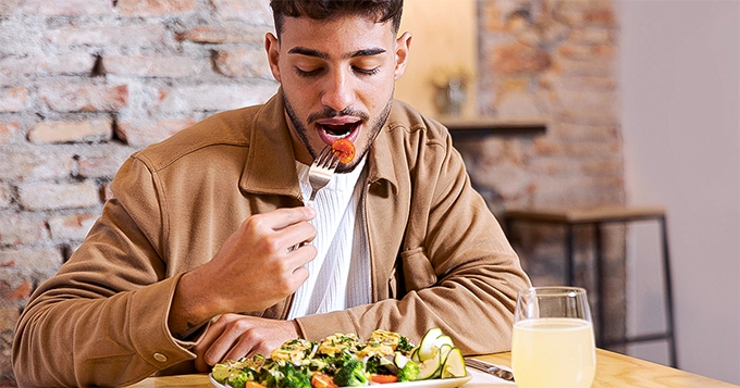 A man eating a healthy meal | Trainest