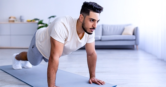 A woman performing a plank | Trainest