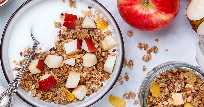 A bowl of muesli topped with apples | Trainest