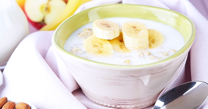 A bowl of oatmeal with banana slices | Trainest