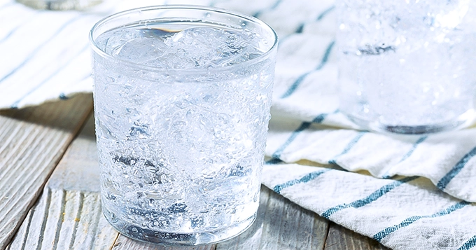 A cold glass of plain carbonated water | Trainest