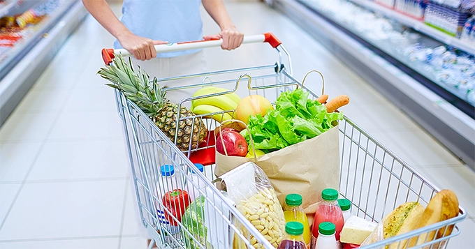 Someone pushing a grocery cart | Trainest