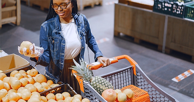 A woman shopping for fruits | Trainest