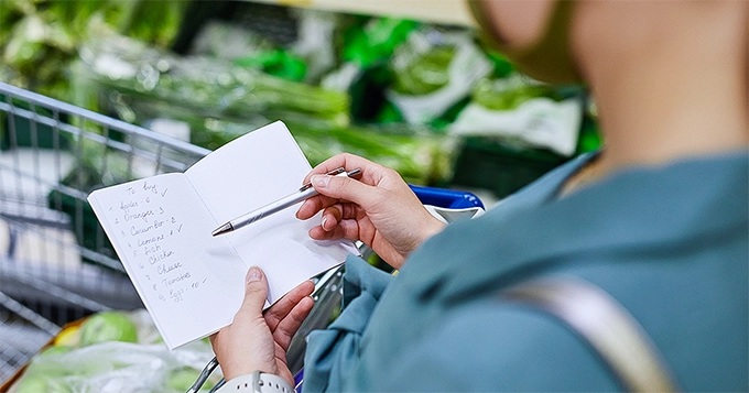 A woman scanning her grocery list | Trainest