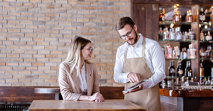 A customer talking to a waiter | Trainest