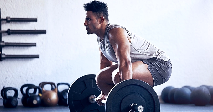 A man lifting weights | Trainest