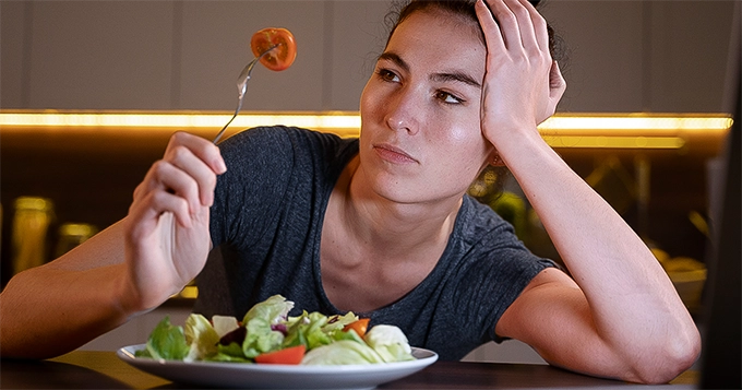 A woman eating without an appetite | Trainest