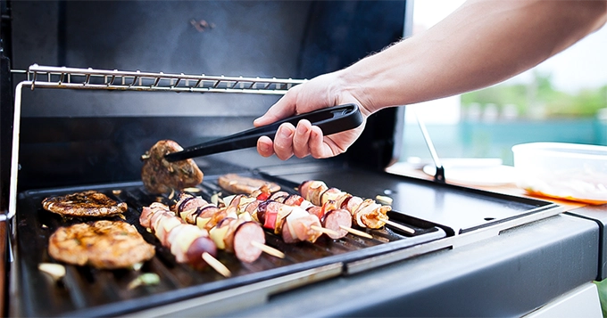 Someone grilling meat and kebabs | Trainest