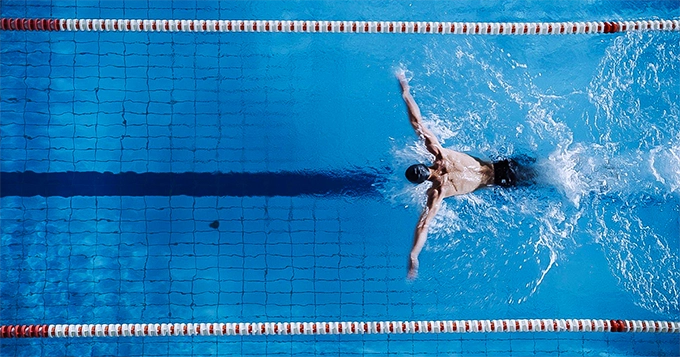 A man swimming in a lap pool | Trainest