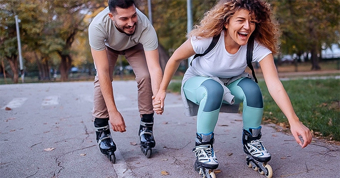 A couple rollerblading | Trainest