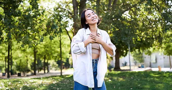 A woman enjoying a walk in the park | Trainest