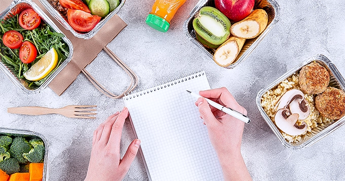 Someone starting a food journal | Trainest