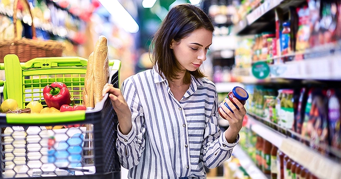 A woman grocery shopping | Trainest