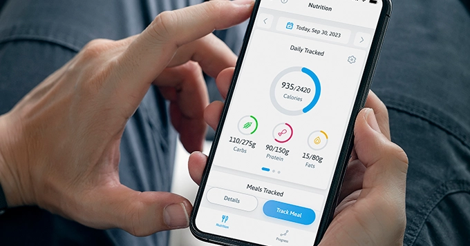Someone using an app to track food intake | Trainest