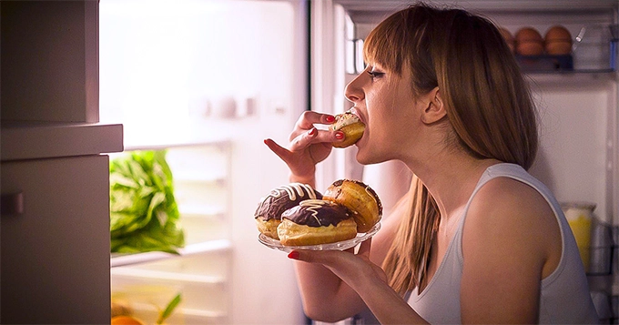 Someone sneakily eating from the refrigerator at night | Trainest 