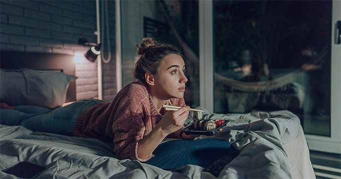 A girl distracted by the television while eating | Trainest 