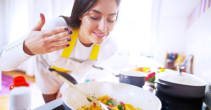 Someone enjoying the aroma of food | Trainest