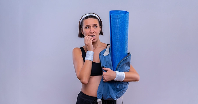 Someone anxious about exercising in the gym | Trainest
