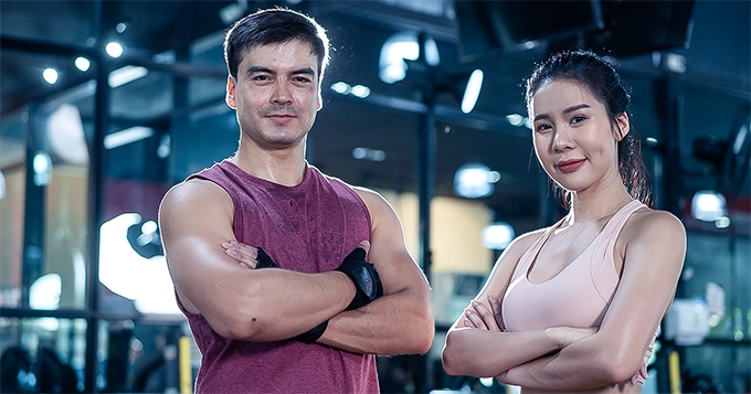 Two people wearing comfortable gym attire | Trainest
