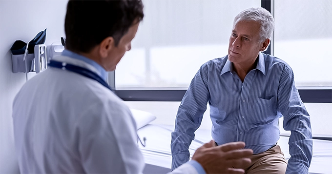 An old patient consulting with a doctor | Trainest