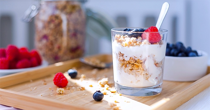 A healthy breakfast parfait | Trainest