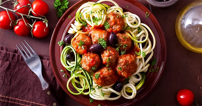 Zucchini Noodles with Turkey Meatballs | Trainest 