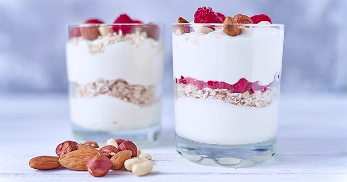 Greek Yogurt Parfait with Berries and Almonds | Trainest 