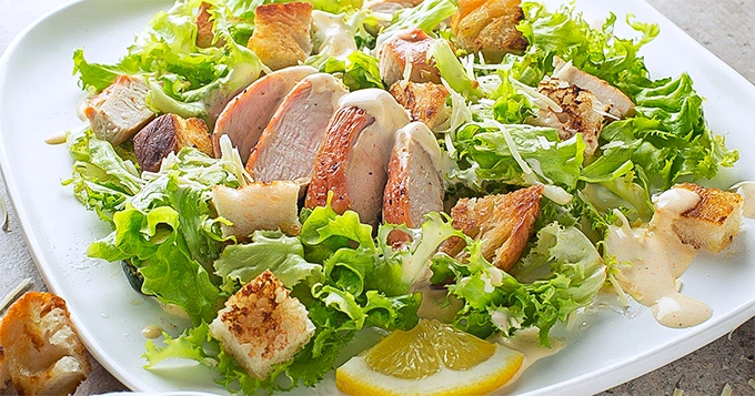 Chicken & Mozzarella Caesar Salad | Trainest 