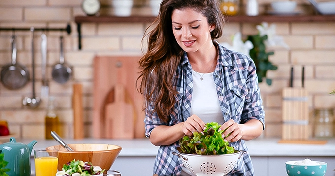 A woman making a salad | Trainest 