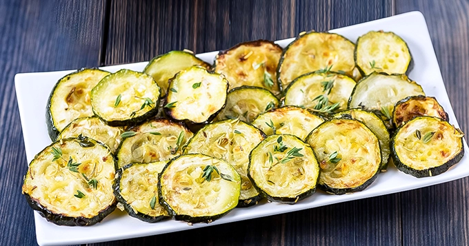 A plate of zucchini chips | Trainest 