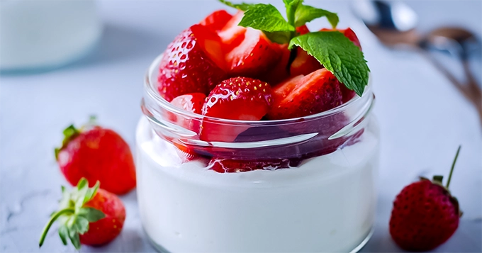 A cup of yogurt with strawberries | Trainest 