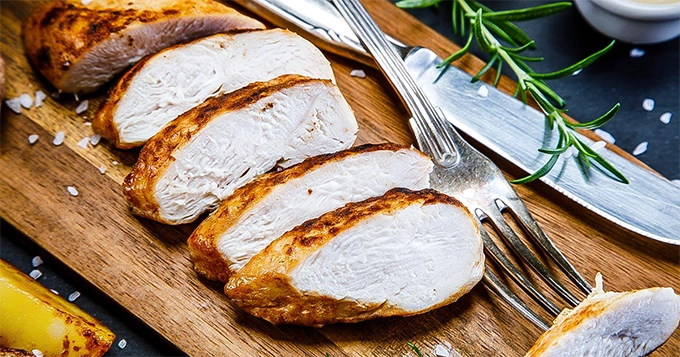 A serving of chopped, grilled chicken breast | Trainest 