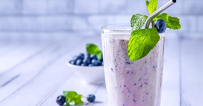 A glass of blueberry smoothie | Trainest 