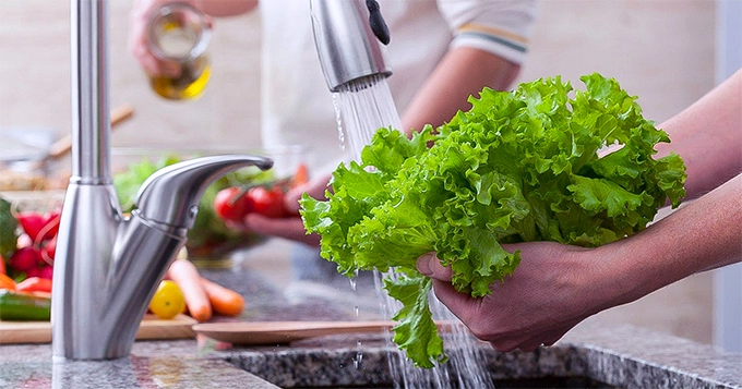 Someone washing fresh lettuce | Trainest 