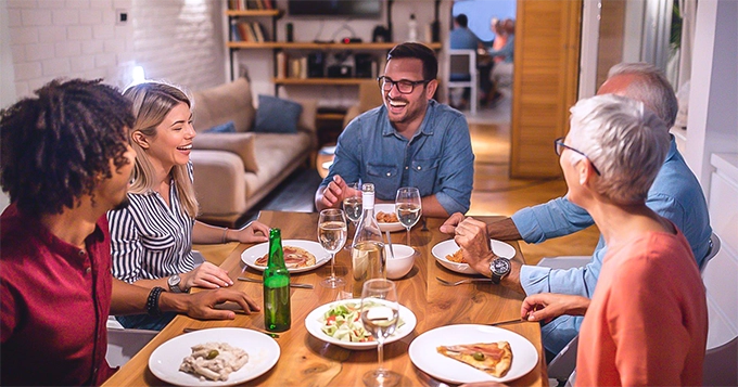 A family eating dinner together | Trainest 