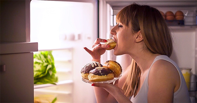 A woman eating donuts straight from the fridge | Trainest 