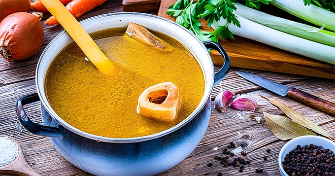 A pot of bone broth | Trainest 