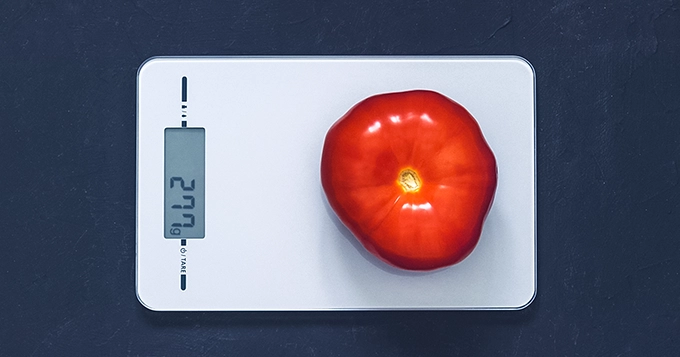 A tomato on a food scale | Trainest 