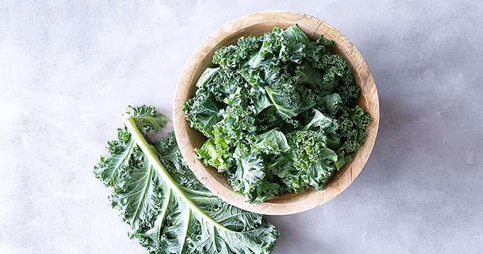 A big bowl of raw kale | Trainest 