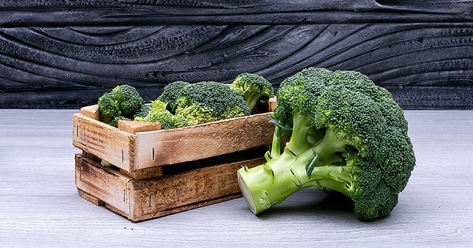 A head of broccoli and cut ones in a crate | Trainest 