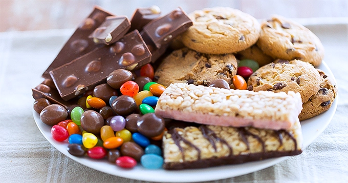 A plate of sugary snacks | Trainest 