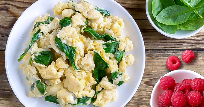 Spinach and egg scramble with a side of raspberries | Trainest 