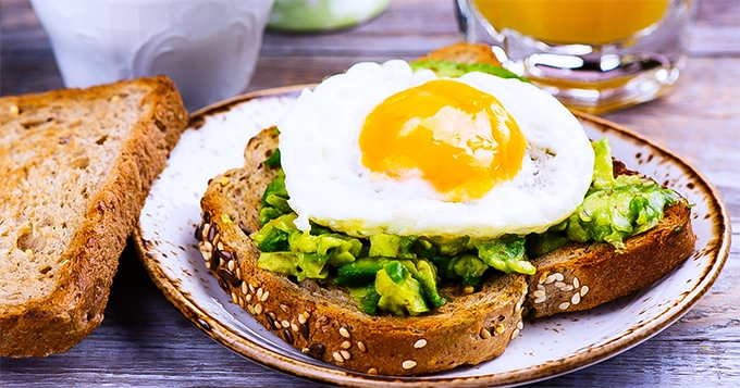 A serving of avocado and egg on toast | Trainest 