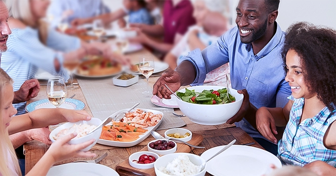 A family happily eating together | Trainest 