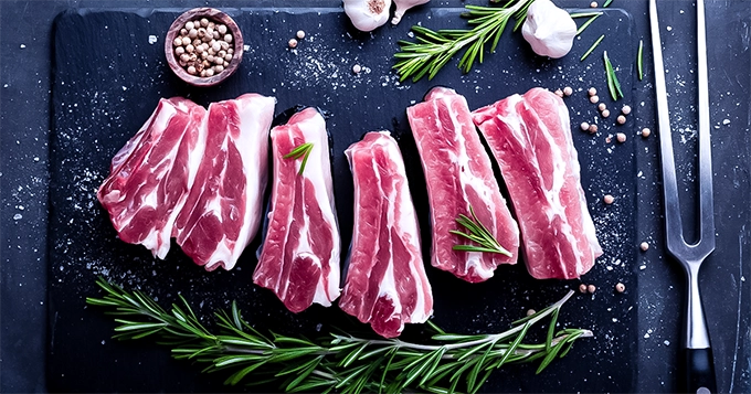 Pieces of raw pork on a chopping board | Trainest 