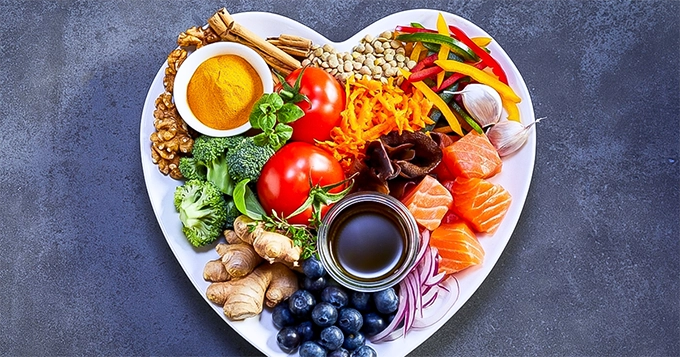 Heart-healthy foods on a heart-shaped plate | Trainest 