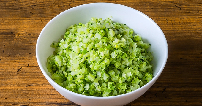 A bowl of broccoli rice | Trainest 