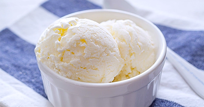 Scoops of vanilla ice cream in a ramekin | Trainest 