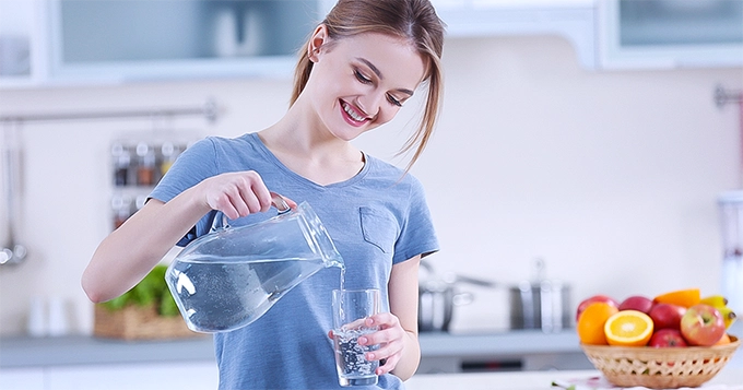 Someone pouring a glass of water | Trainest 