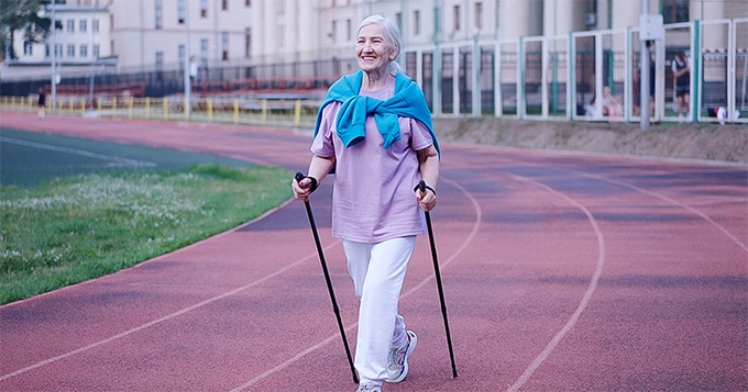 An elderly person walking in a track | Trainest 